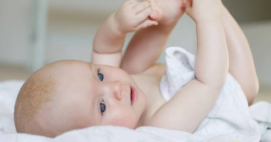 bébé allongé sur son lit parapluie ultra-léger