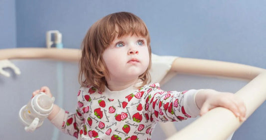 bébé dans un lit parapluie parc