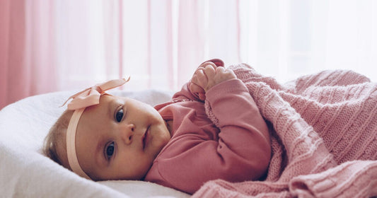 bébé dans Un Petit Lit Parapluie