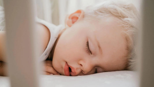 bébé dans son lit de bébé