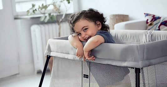 bébé dans un lit parapluie babybjorn