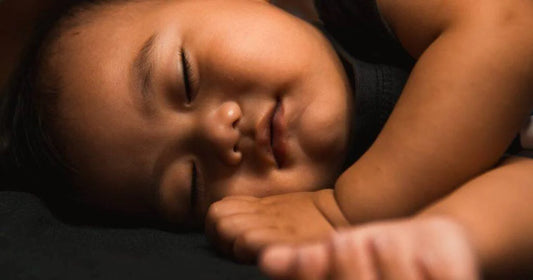 meilleur lit parapluie: bébé dormant paisiblement
