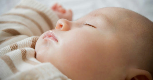 bébé dormant dans un lit parapluie kinderkraft joy bleu