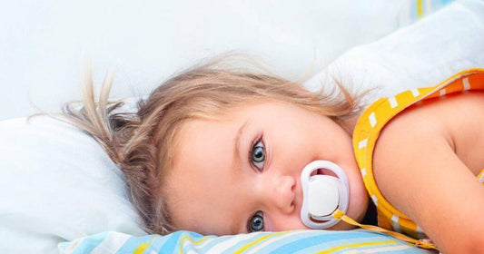 bébé mignon allongé sur le lit parapluie pas cher