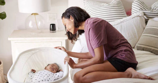 maman et son bébé dans un mini lit parapluie