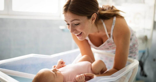 maman heureuse couchant son bébé
