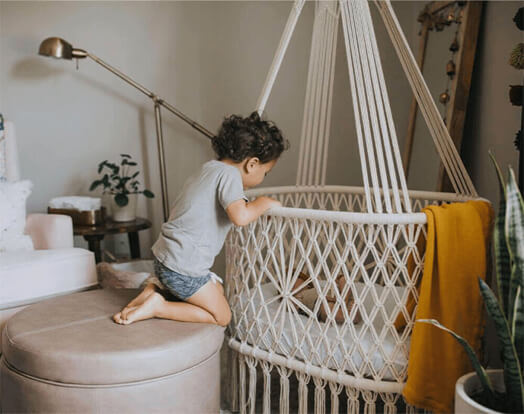 bébé regardant dans son berceau