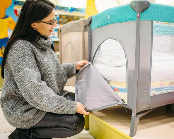 maman qui ouvre une fenettre d'un coté du lit parapluie