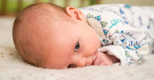 bébé dans un Lit Parapluie Babybjorn Ou Babymoov