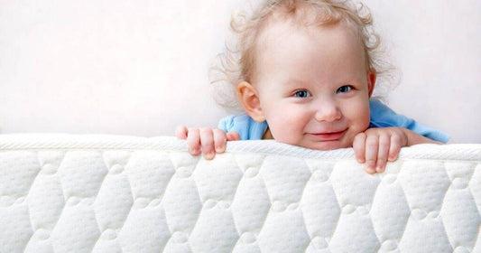 bébé sur son matelas lit parapluie