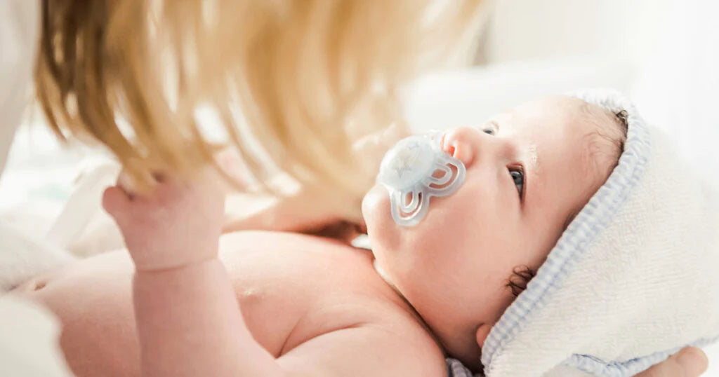 bébé dans un Rehausseur lit parapluie