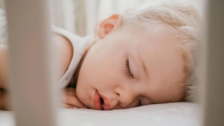 bébé dans son lit de bébé