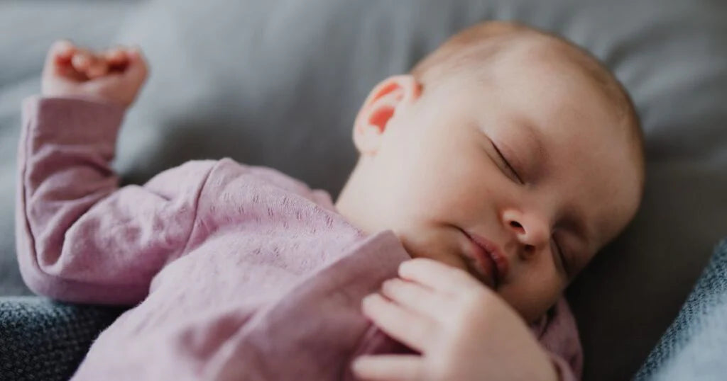 bébé dormant dans un lit parapluie 3 en 1