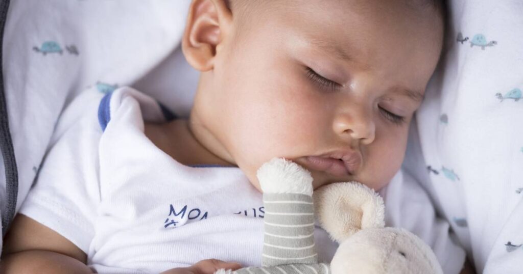 bébé dort dans son berceau