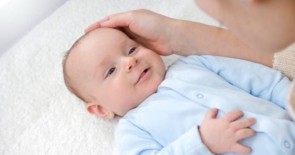 bébé sur un Lit Parapluie Avec Plan À Langer