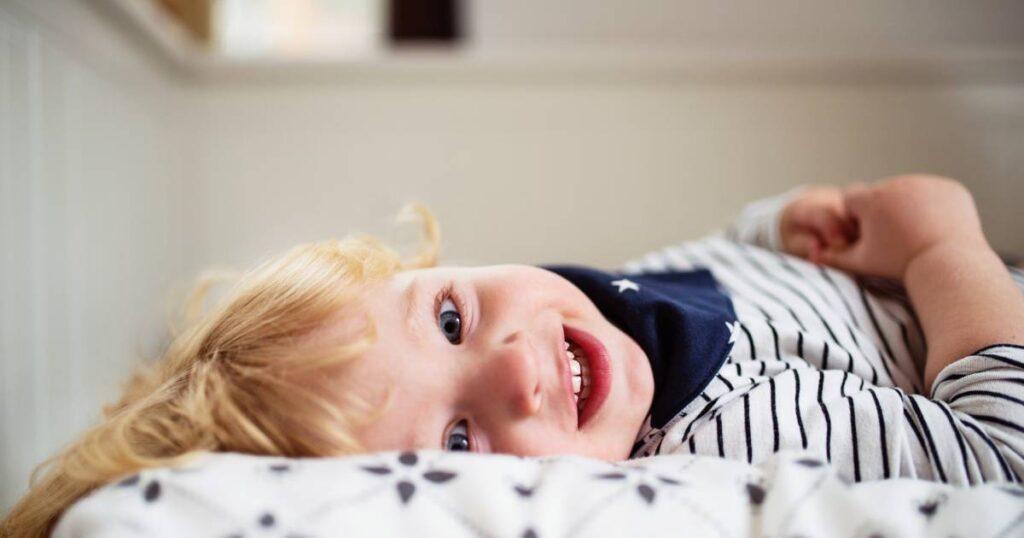 bébé sur un lit parapluie