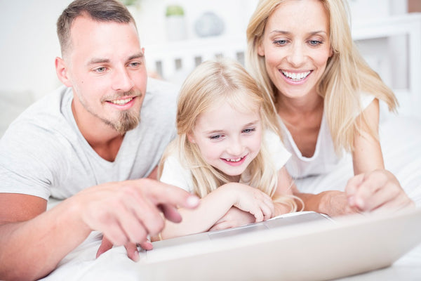 jeune fille et ses parents sur le lit