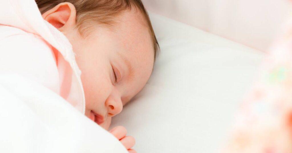 nouveau-né qui dort