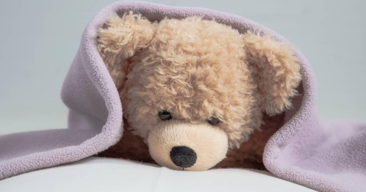ourson en peluche sur un matelas bébé